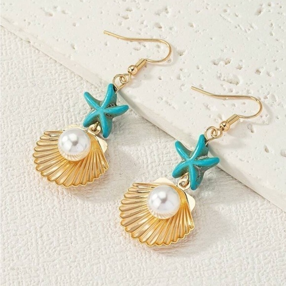 18k Gold Tone Seashell 🐚 Star ⭐️ Earrings ✨​​